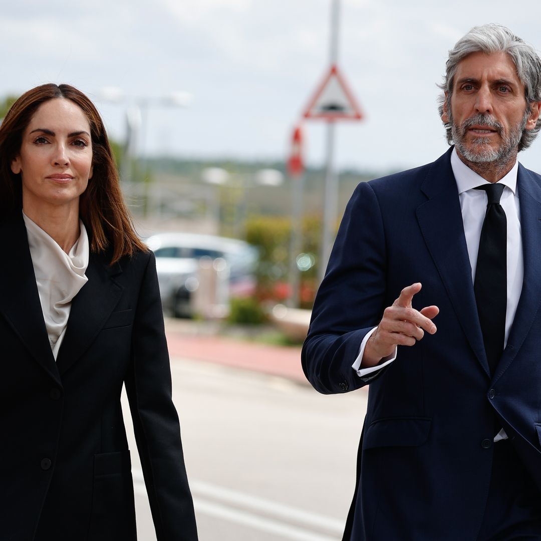 Alfonso de Borbón y Yordi, acompañado de Eugenia Silva, despide a su padre en el tanatorio