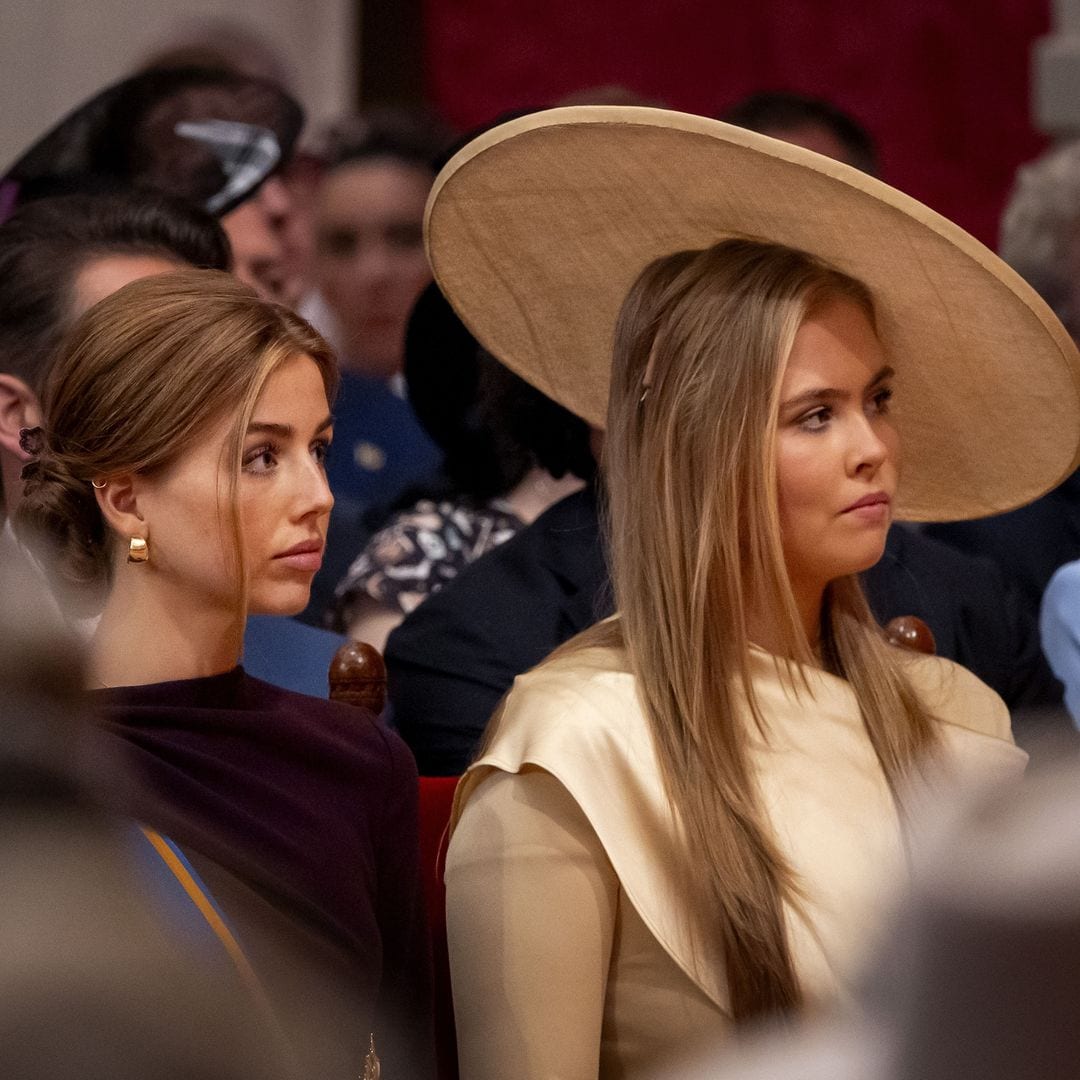 Amalia de amarillo mantequilla y Alexia con cuñas españolas: las princesas de Holanda sorprenden con su evolución de estilo en el Día del Príncipe