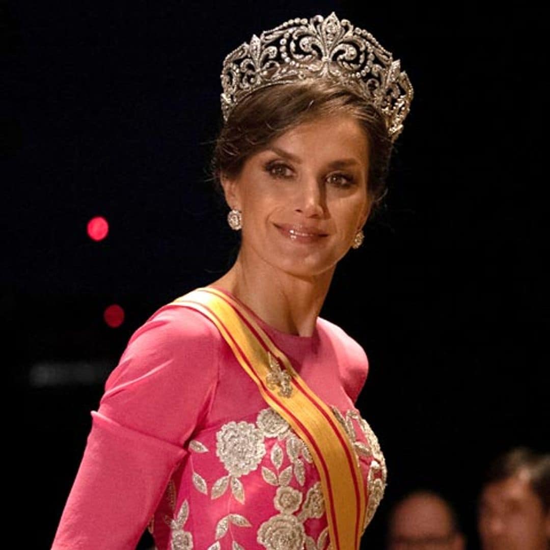 De rosa y con la Tiara de Lis: la apuesta de la Reina para la cena de gala en Japón