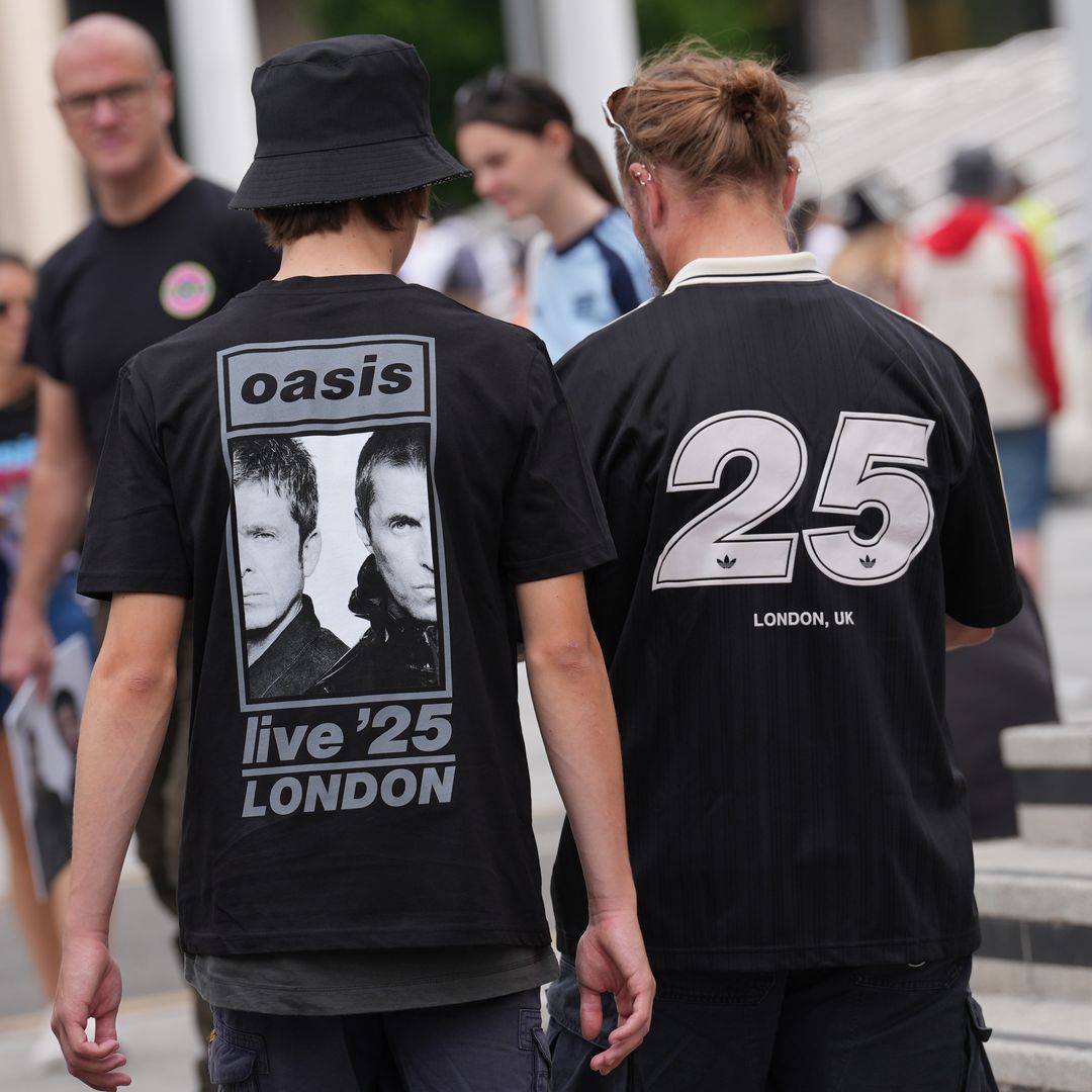 Fans antes del concierto de Oasis