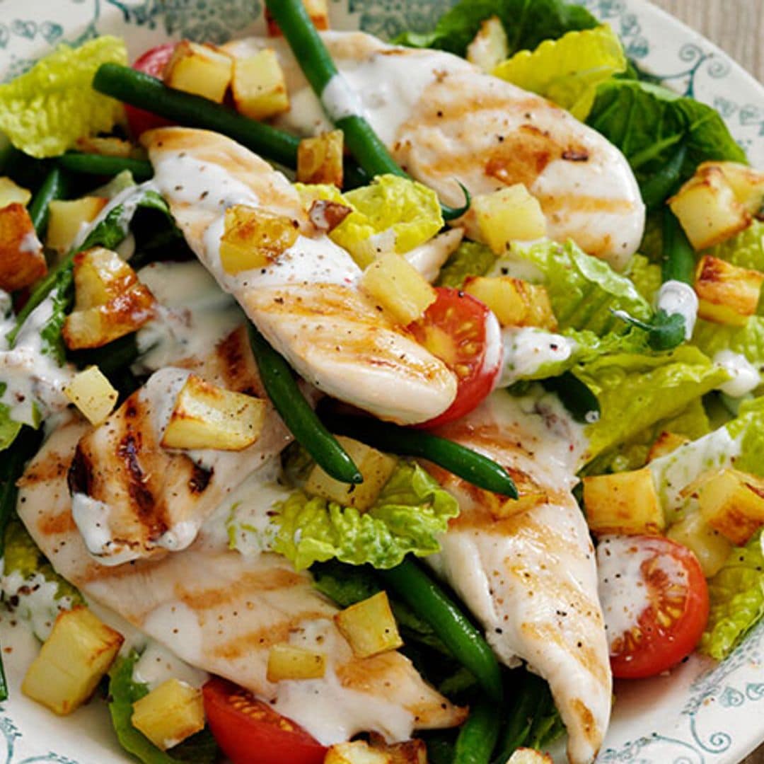 Ensalada César con pollo, judías verdes y patata