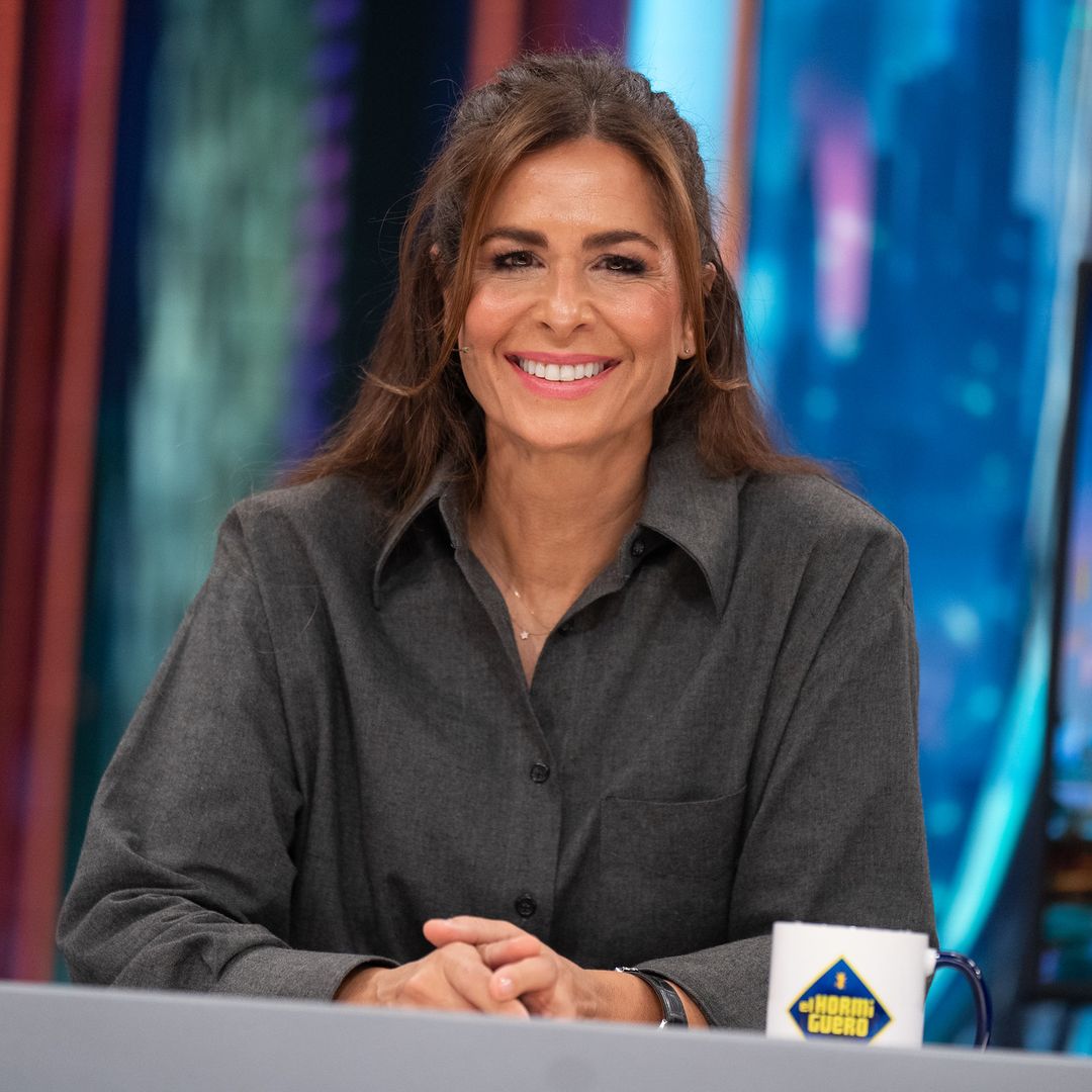 Anna Barba, maquilladora, explica cómo conseguir el "efecto buena cara" de Nuria Roca: "Probaría con un pintalabios rosa algo más cálido y oscuro, en sintonía con la piel y el cabello"