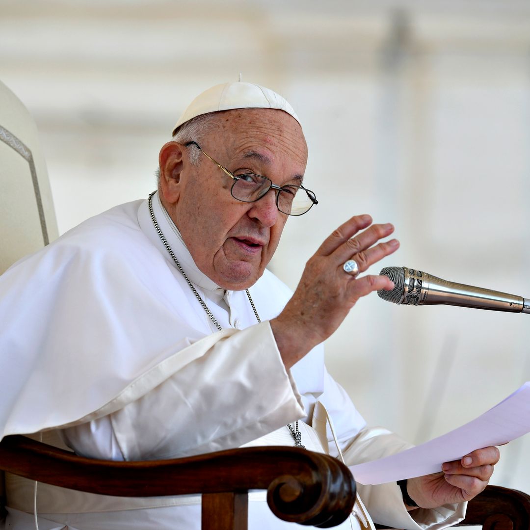 El Papa Francisco con su anillo de pescador en oro blanco