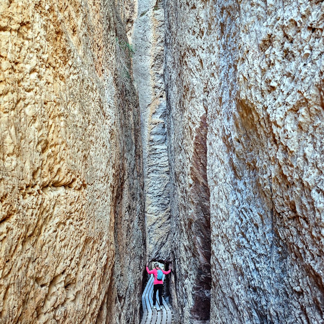 Corte en la roca que da nombre al acueducto romano de peña cortada, entre chelva y calles, valencia 