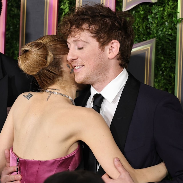 Plano medio de Ariana Grande abrazando a su pareja Ethan Slater