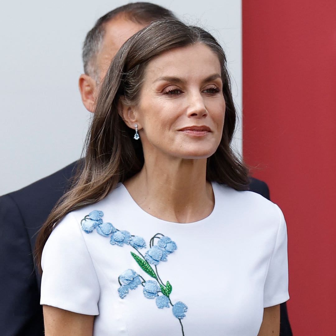 La reina Letizia recicla su vestido blanco con bordados y apuesta por tacón cómodo