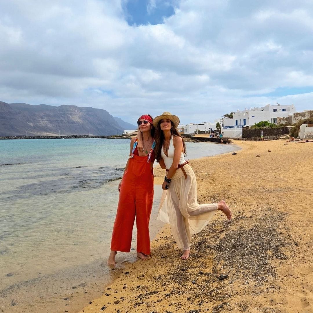 Isabel Jiménez y Sara Carbonero en la playa