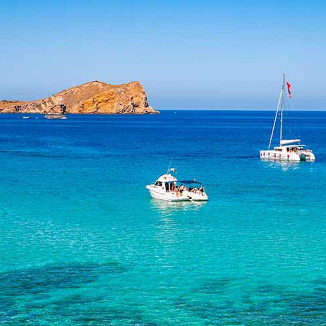 En velero por calas escondidas de la costa ibicenca
