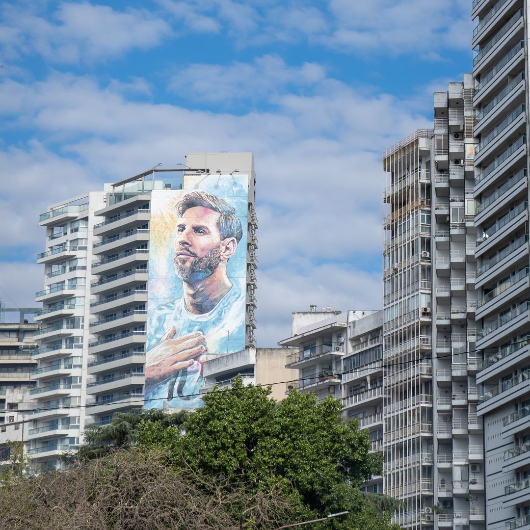 El mural "De otra galaxia y de mi ciudad", pintado en un edificio de la Avenida de la Libertad, tiene 69 metros de altura por 14 de ancho.