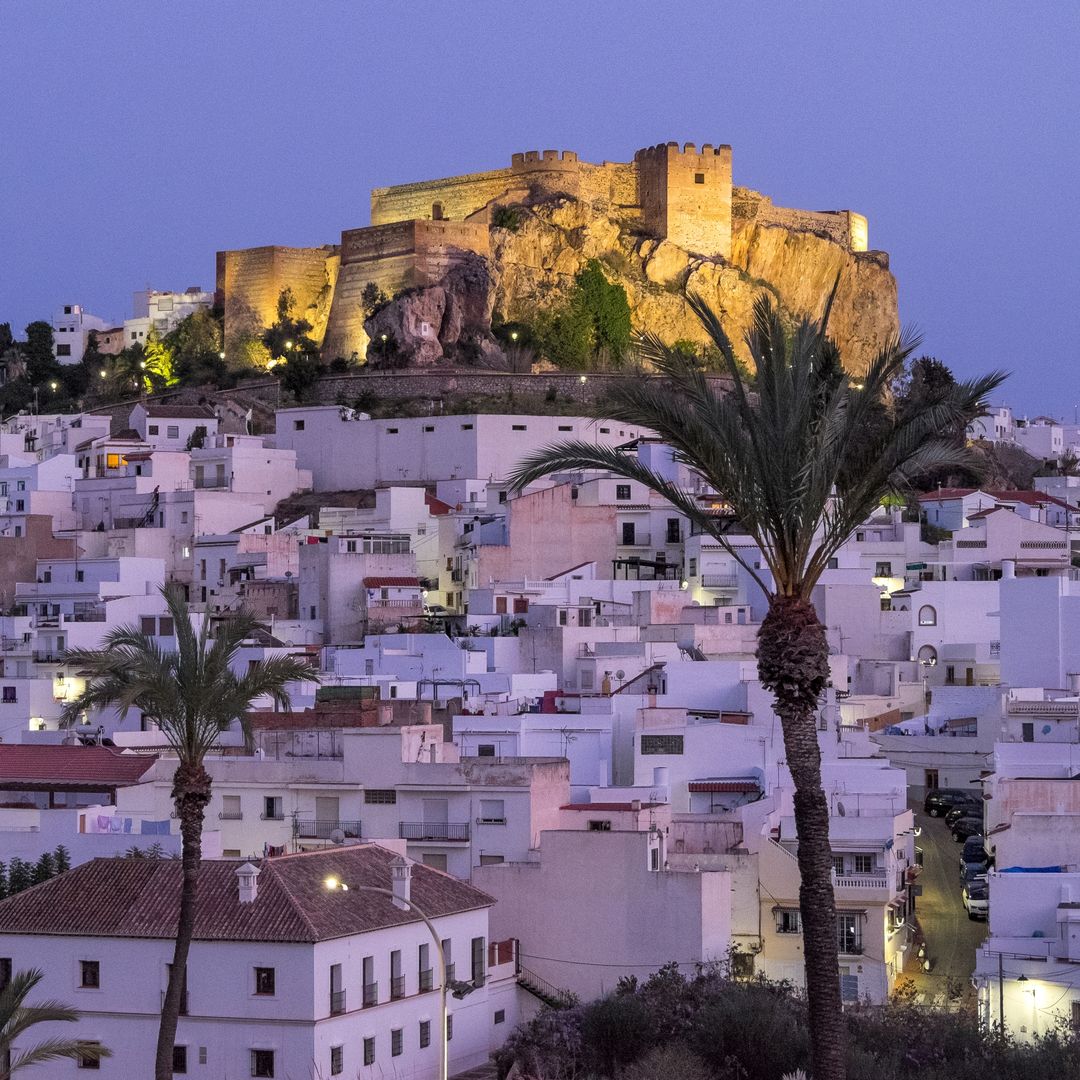 Panorámica del pueblo de Salobreña coronada por un castillo nazarí en Granada