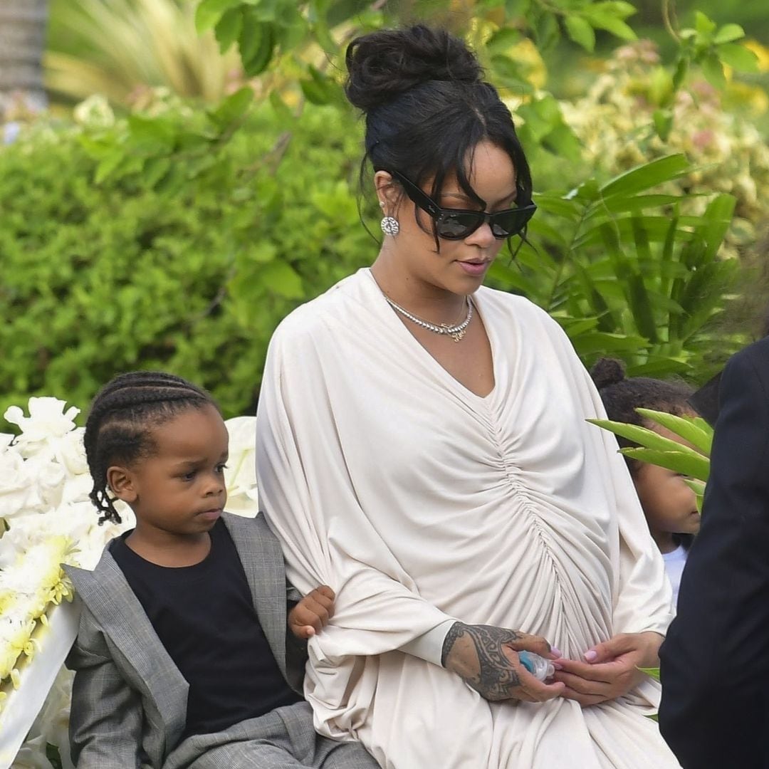 Rihanna, cobijada por el amor de su familia, se despide de su padre en Barbados