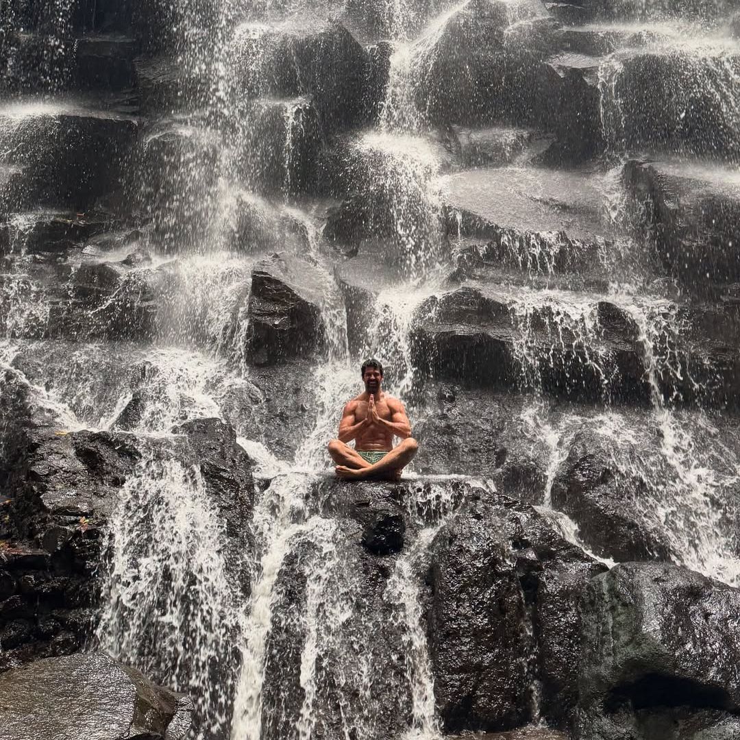 Miguel Ángel Muñoz en la cascada Kanto Lampo, Bali