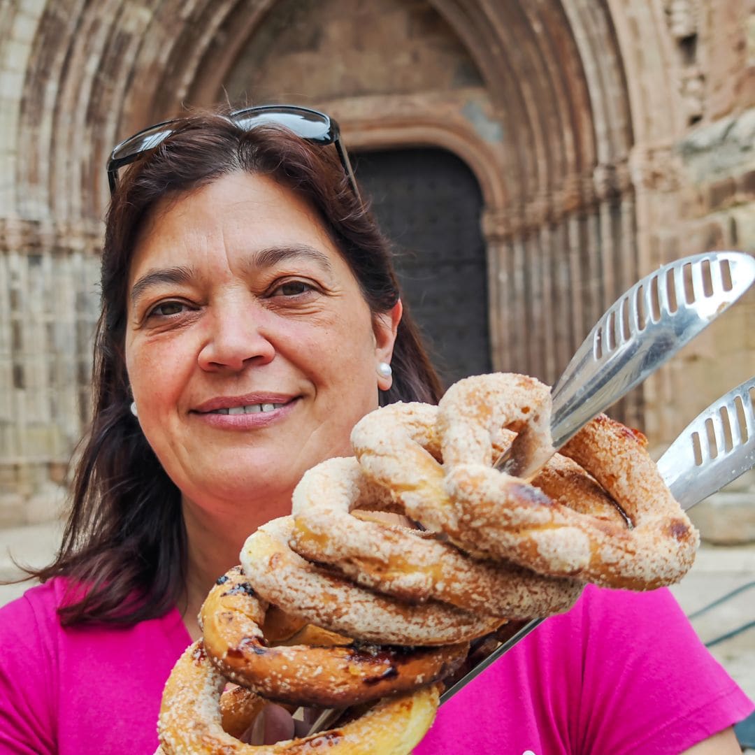 cristina, del horno de mora, con los rollos embusteros típicos de mora de rubielos, Teruel