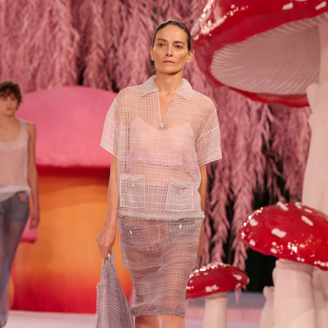 Laura Ponte debuta en la Alta Costura de Chanel a los 52 años con un rompedor traje transparente
