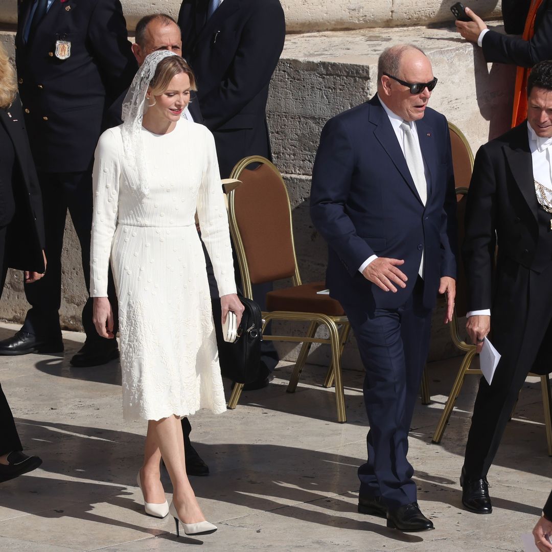 Charlene de Mónaco, de blanco y con mantilla, una de las primeras en llegar a la misa de León XIV
