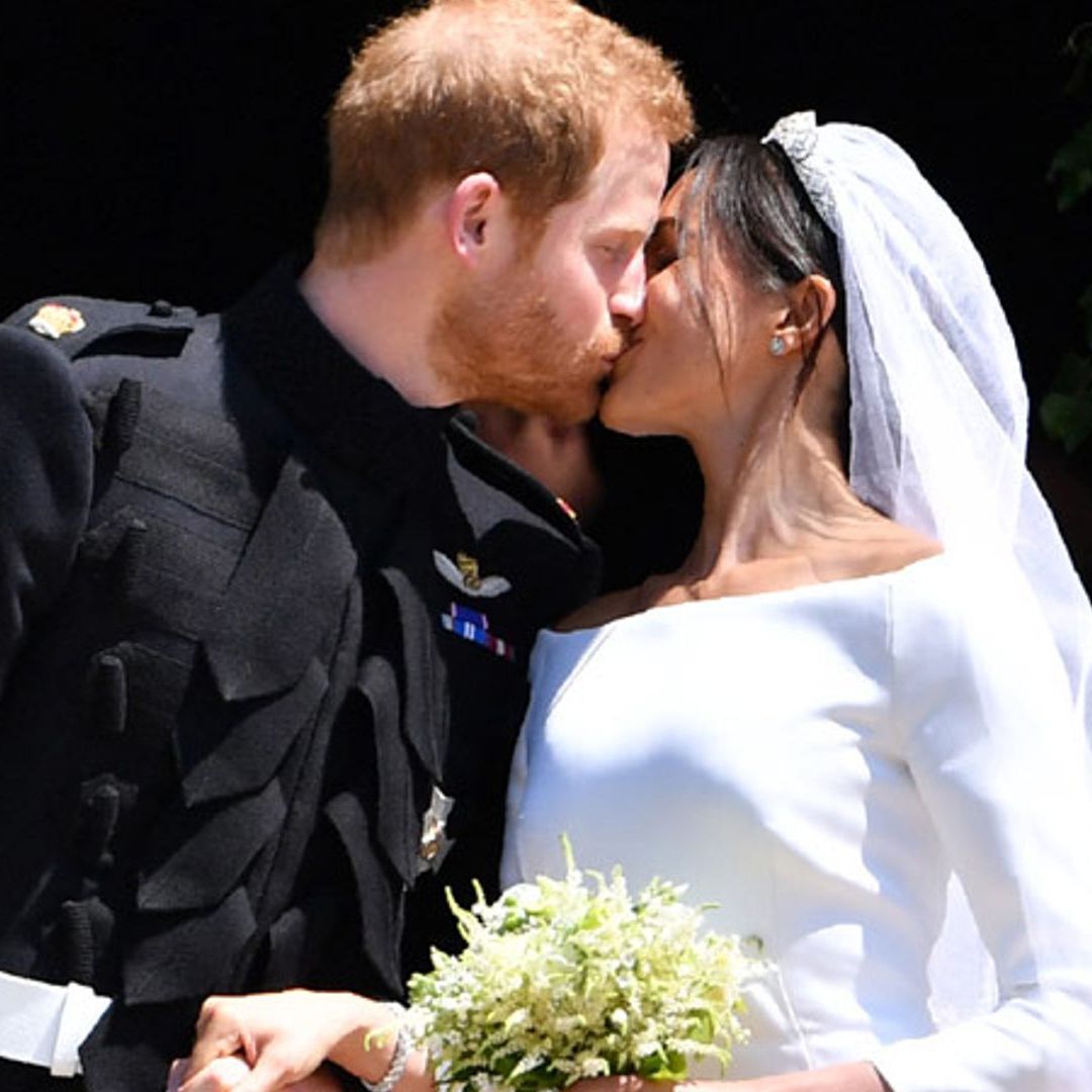 Se cumplen 8 años de la boda de Harry y Meghan: del detalle azul en el vestido de la novia a las flores preferidas de Diana de Gales en el ramo
