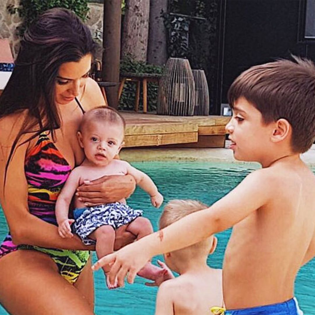 ¡Como pez en el agua! Pilar Rubio y sus hijos mayores enseñan a nadar al pequeño Alejandro