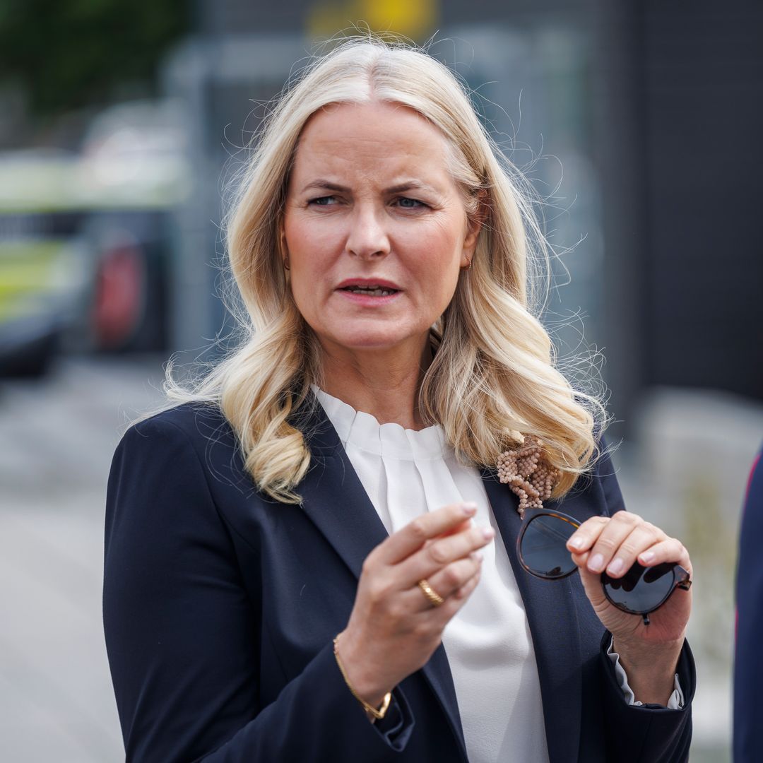 Mette-Marit reaparece para visitar a su hijo en prisión tras someterse a una evaluación para un trasplante de pulmón
