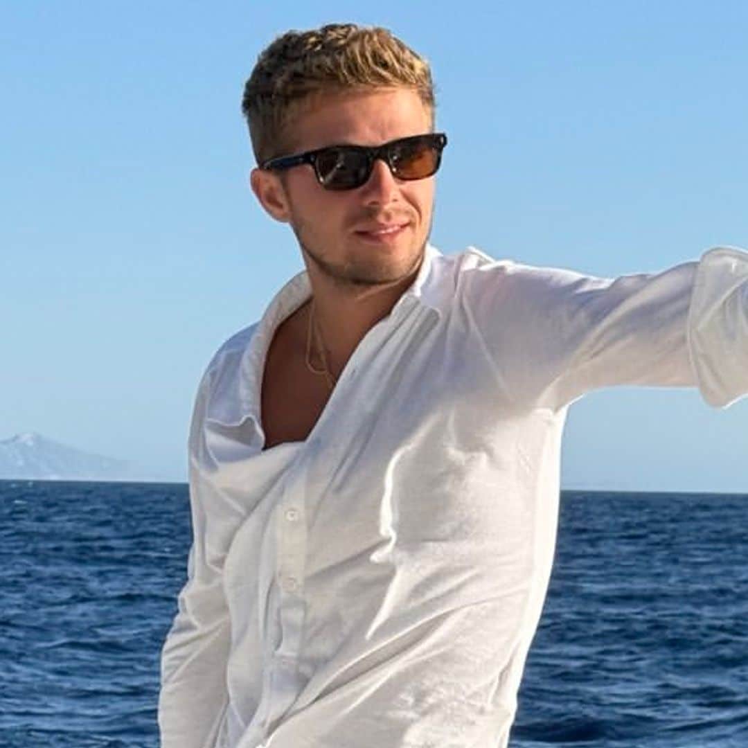 Achileas de Grecia, que arrasa en redes por su estilo James Dean, celebra su 25 cumpleaños: tarta, felicitaciones y el tierno mensaje de su madre