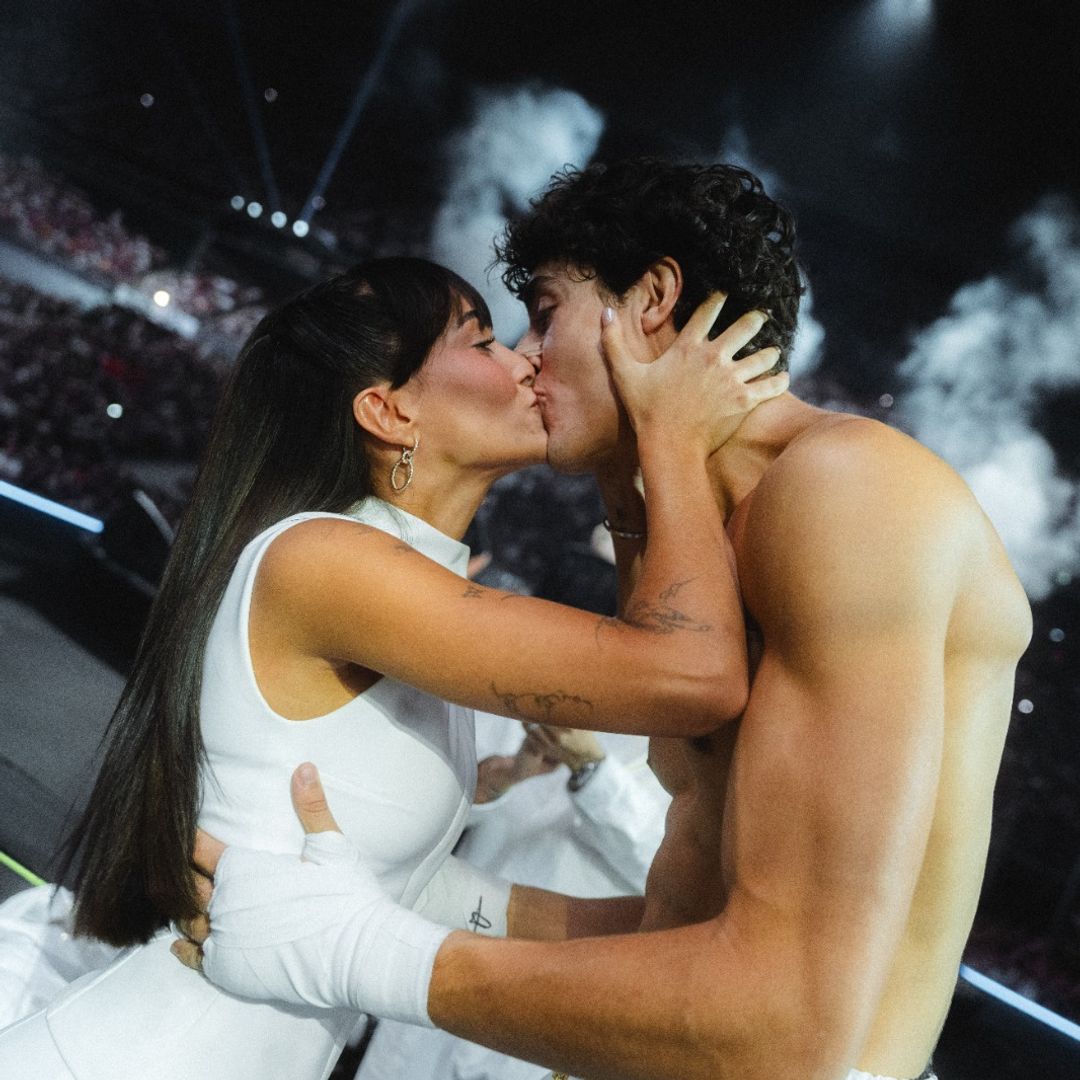 El beso de película de Aitana y Plex y las lágrimas de Lola Índigo con IlloJuan eclipsan La Velada del Año VI