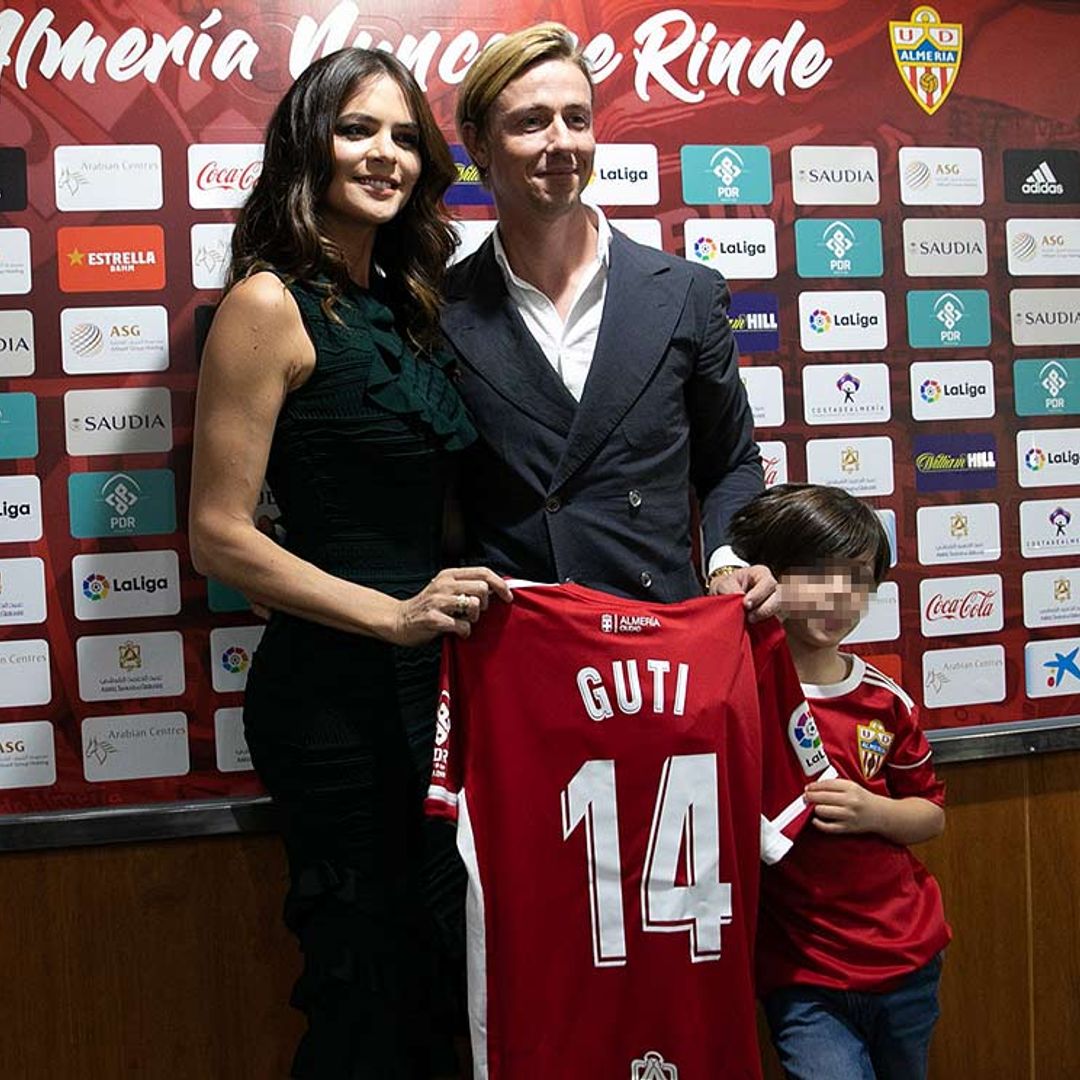 Guti 'aterriza' como una estrella en Almería junto a Romina Belluscio y su hijo Enzo