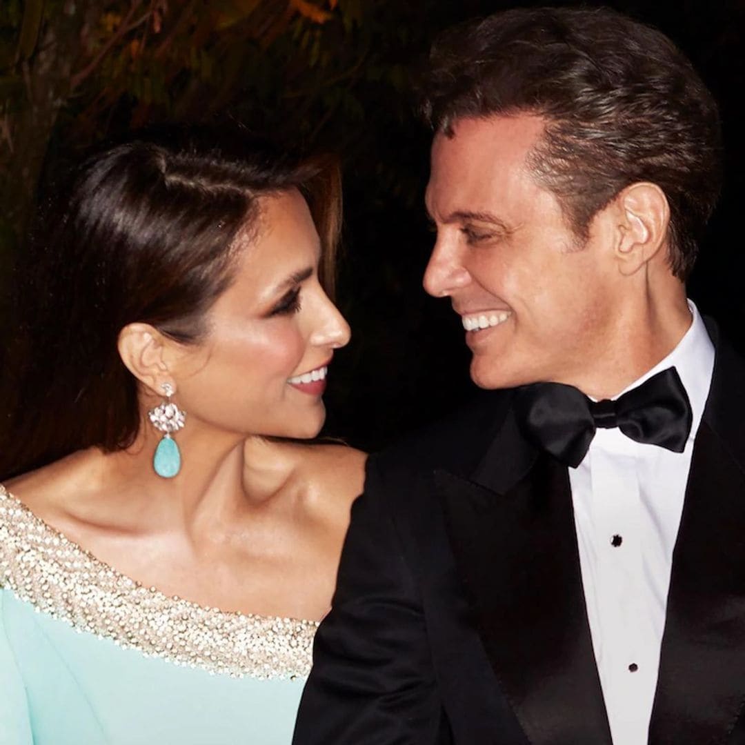 Luis Miguel y Paloma Cuevas mirándose muy sonrientes