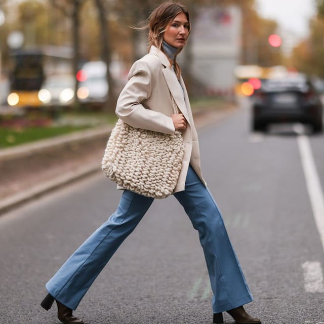 looks pantalones acampanados