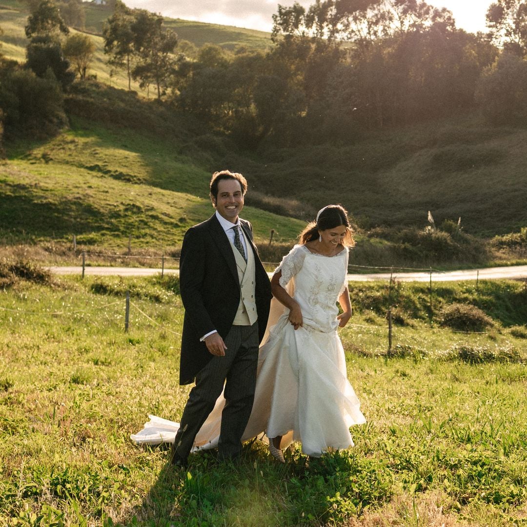 Cuando la 'weeding planner' es la novia: la historia de María Oronoz, su vestido lleno de detalles y su boda en Cantabria