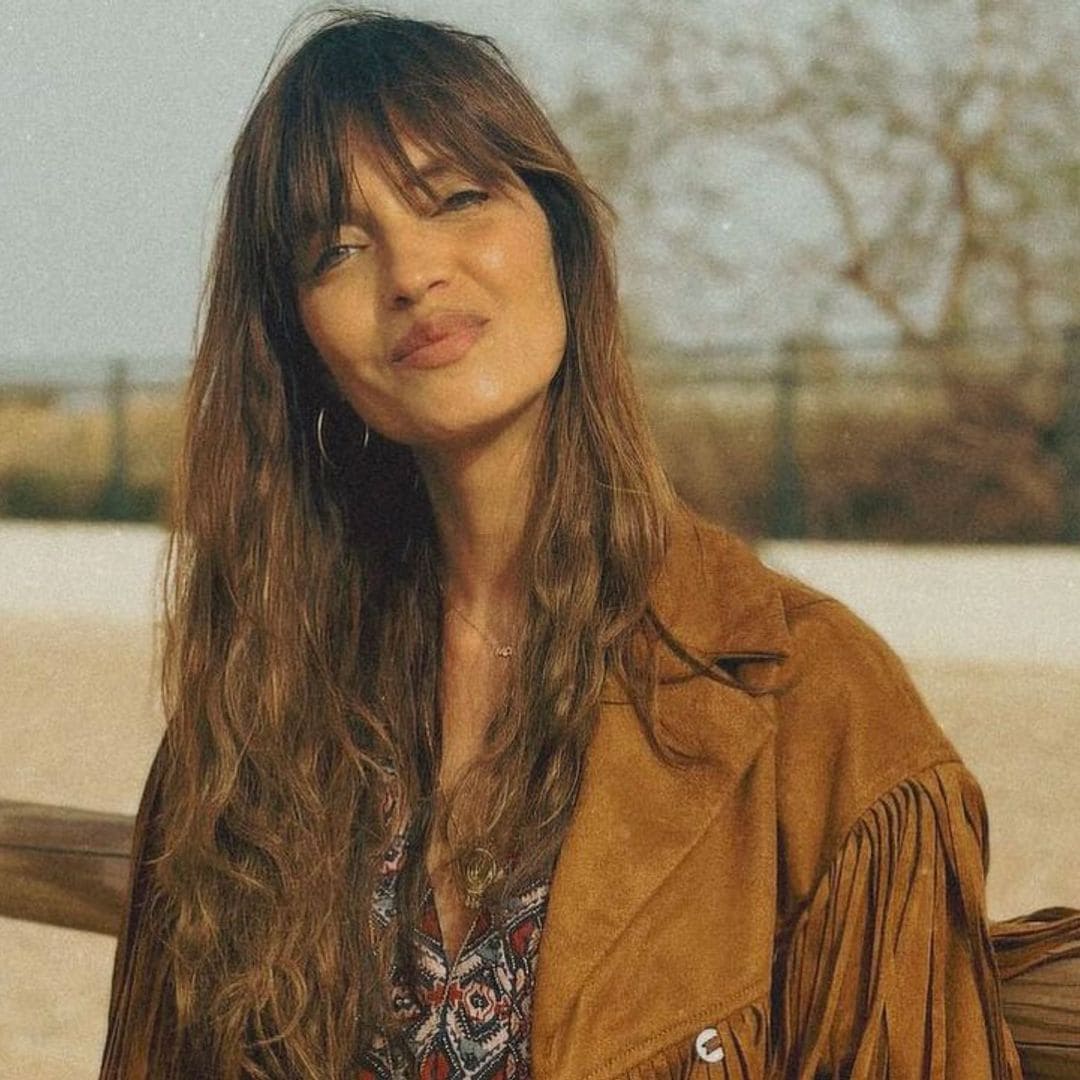 La chaqueta de flecos (rebajada) de Sara Carbonero es la solución para todos los looks de festival
