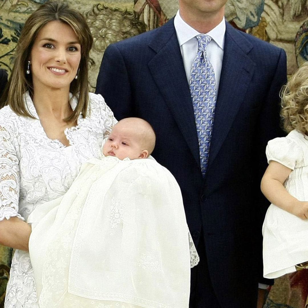 Vestido de encaje y zapatos plateados, así vistió doña Letizia en el bautizo de Sofía hace 14 años