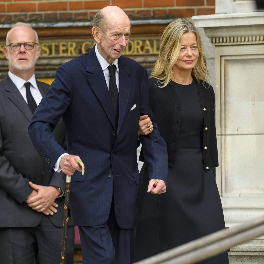 El duque de Kent, arropado por su familia, encabeza la vigilia previa al funeral de su esposa