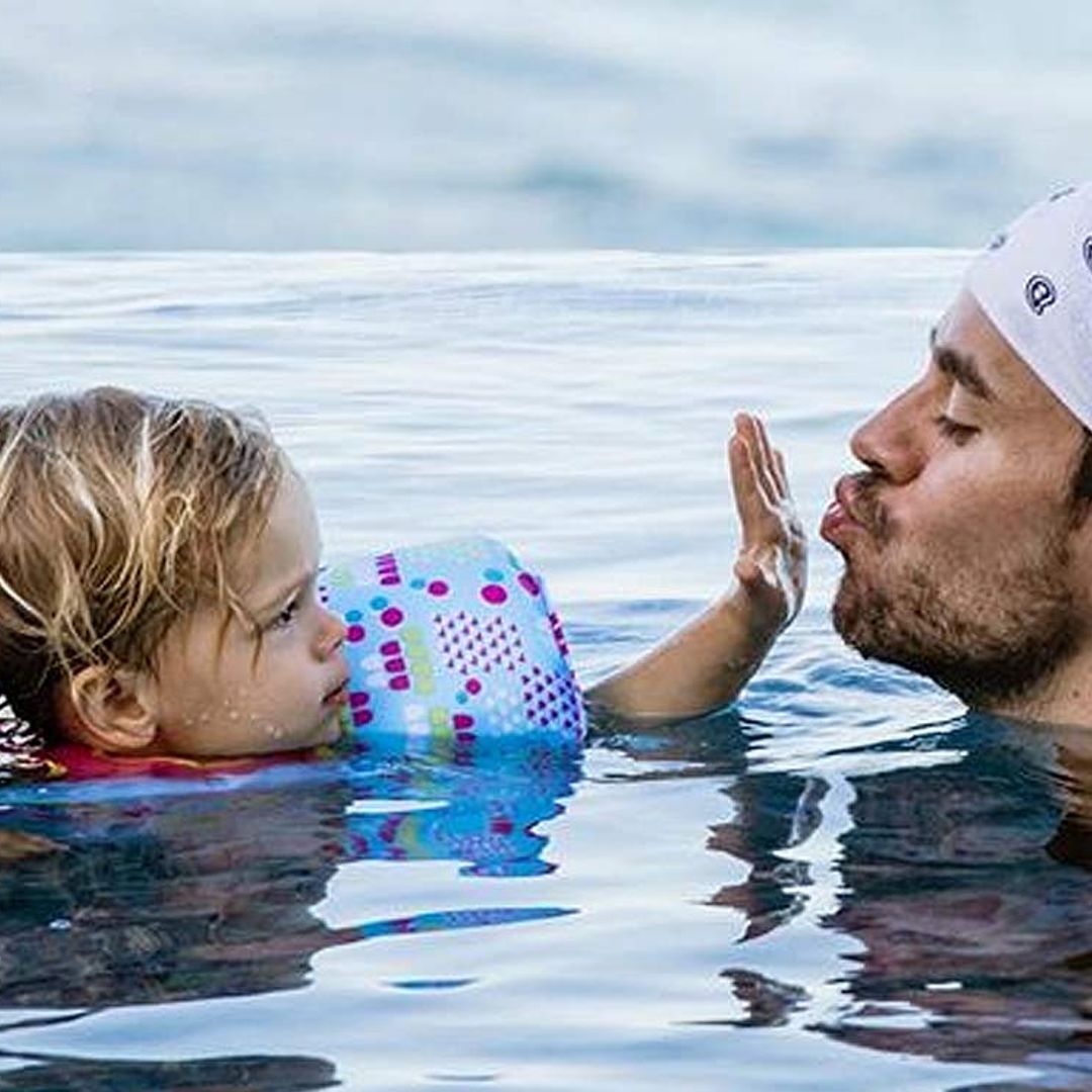 ¡Por agua y por aire! Enrique Iglesias comparte las fotos más tiernas con sus mellizos