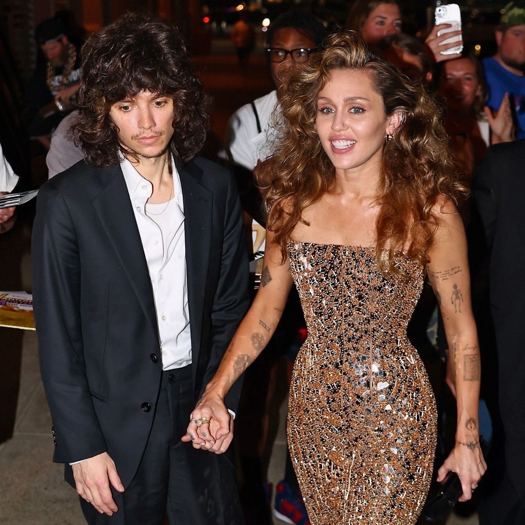 Miley Cyrus y Maxx Morando impactan con su estilo ‘vintage’ para un amor diferente
