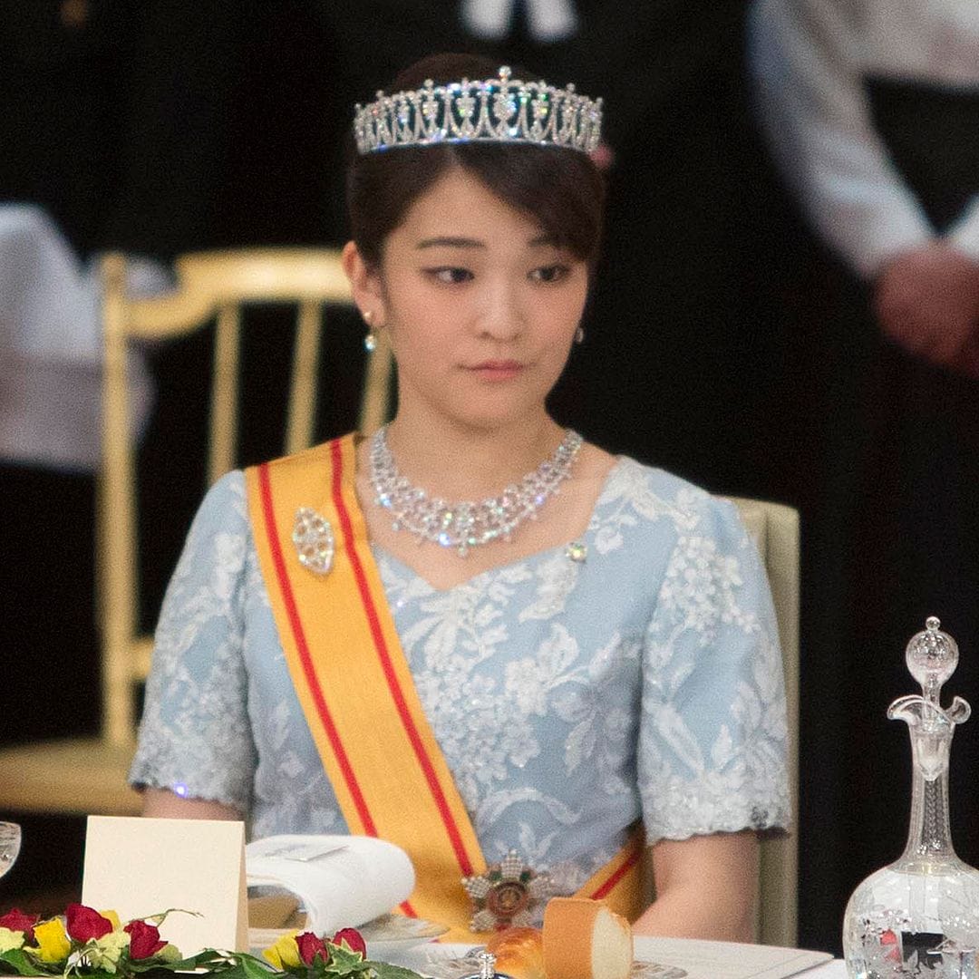 Mako de Japón durante una cena de gala en ofrecida en el Palacio Imperial de Tokio en honor a los reyes Felipe y Letizia. La sobrina del emperador lleva el conjunto que recibió por su cumpleaños y que tuvo que entregar al salir de familia para poder casarse