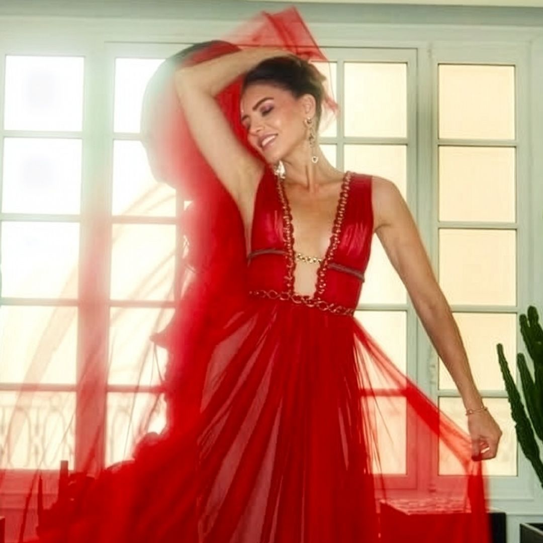 Adriana Abascal deslumbra como invitada de boda en París con un espectacular vestido rojo de tul, escotazo y transparencias