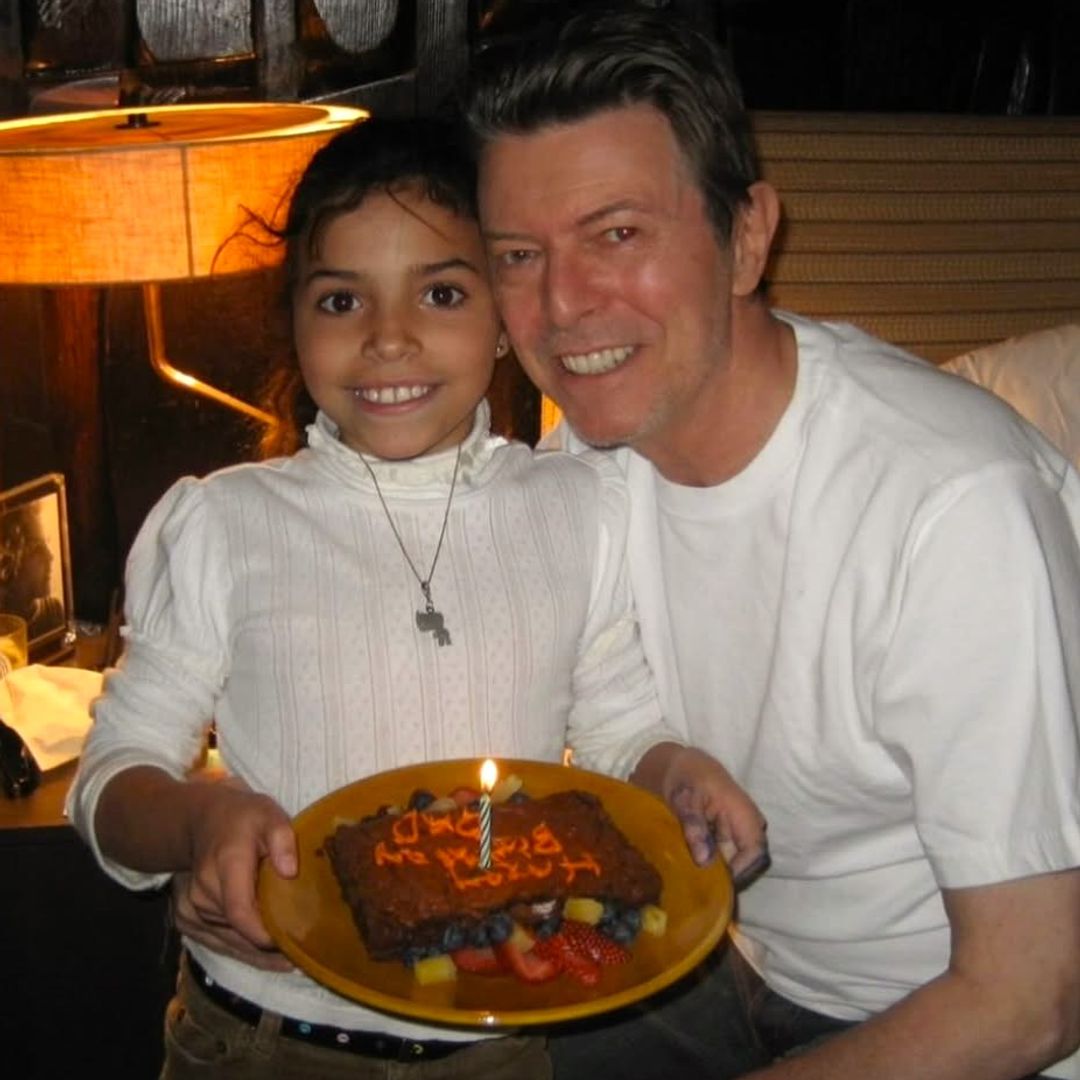 La hija de David Bowie e Iman explica su traumático relato de supervivencia: “Grité pidiendo ayuda, pero nadie vino”