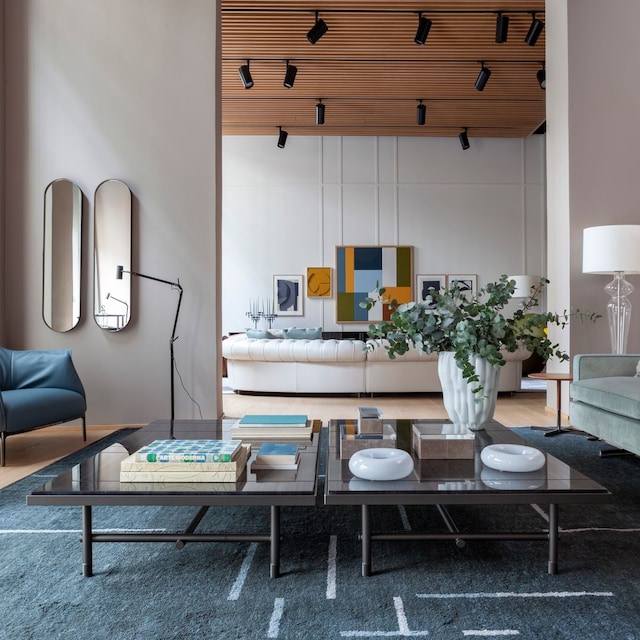 Salón con mesa de centro decorada con libros