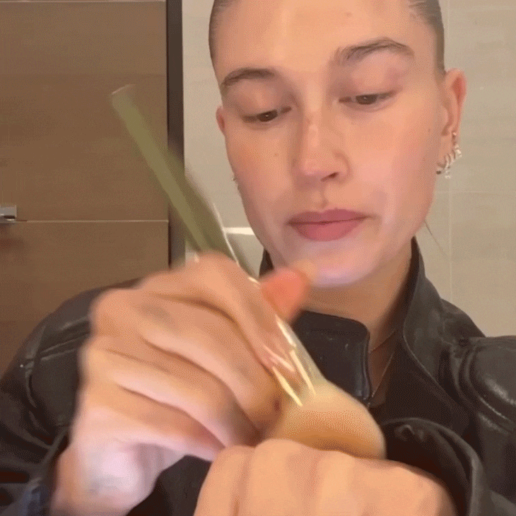 Hailey Bieber truco maquillaje en barra