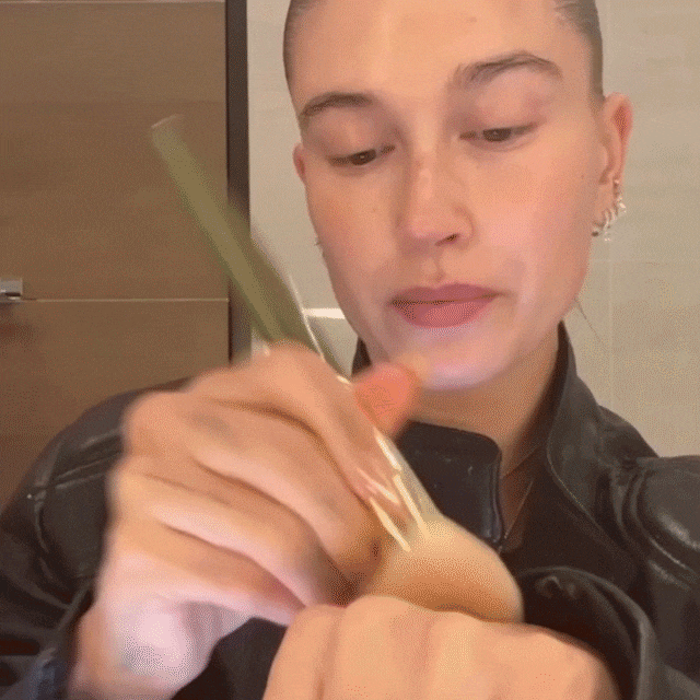 Hailey Bieber truco maquillaje en barra