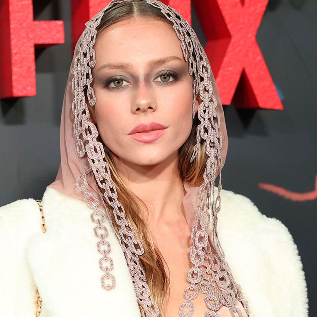 Ester Expósito arriesga (y gana) con un maquillaje antifaz y la manicura otoñal más cómoda