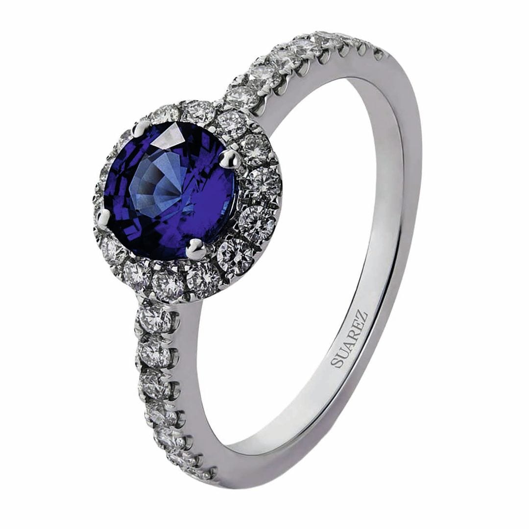 Anillo de oro blanco, diamantes y zafiro (4.350 €), de Suarez