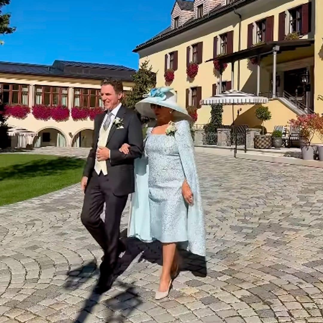 Joan Collins, una espectacular madrina con un vestido-capa y sombrero de ala ancha en la boda de su hijo Sacha