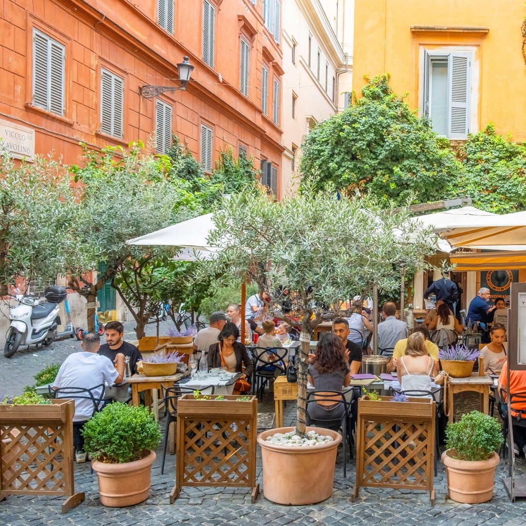 Terraza de una trattoria en el distrito Quirinal, Roma