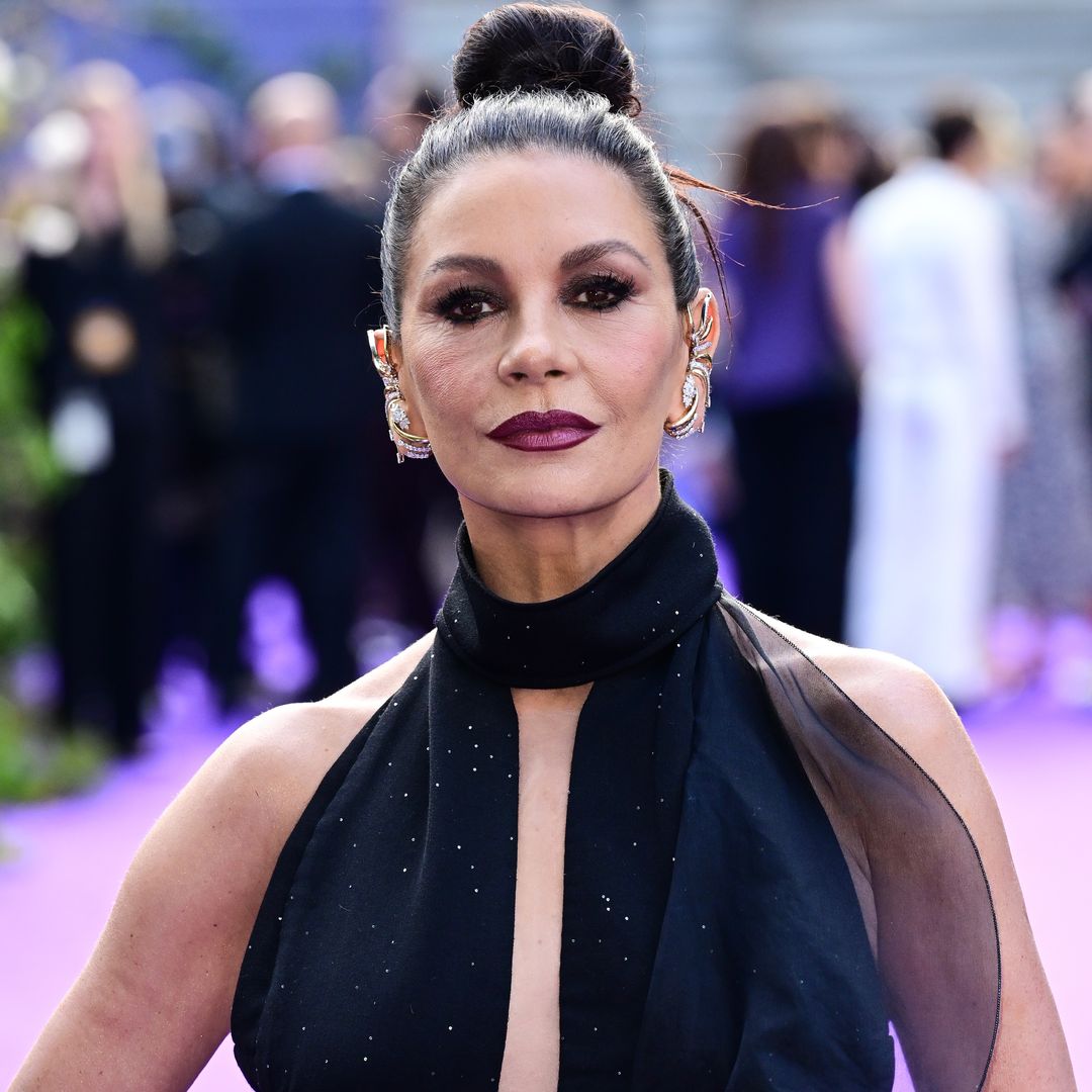 Catherine Zeta-Jones, la elegante musa gótica de 'Miércoles', celebra 56 años con un estilo chic y seductor