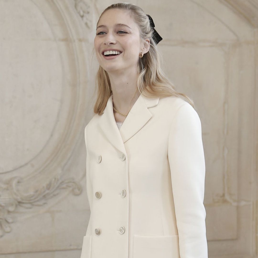 Beatrice Borromeo viaja al exótico paraíso de Dior con un look de minifalda 'total white'
