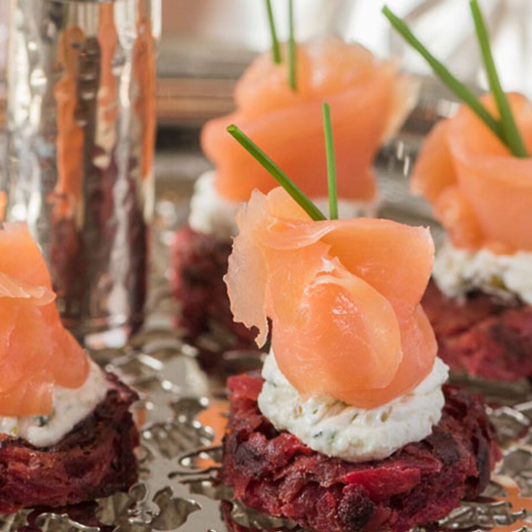 'Rostis' de patata y remolacha con queso, hierbas y salmón ahumado
