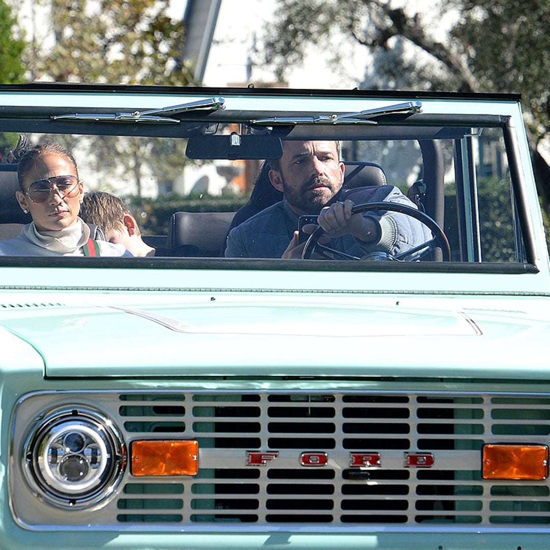 Jennifer López y Ben Affleck pasean su amor en un imponente cochazo tras revelar algunos secretos de su boda