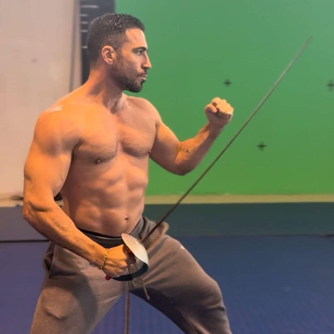 Miguel Ángel Silvestre presume de músculos haciendo esgrima y sorprende haciéndose amigo de un caballo: este es el motivo