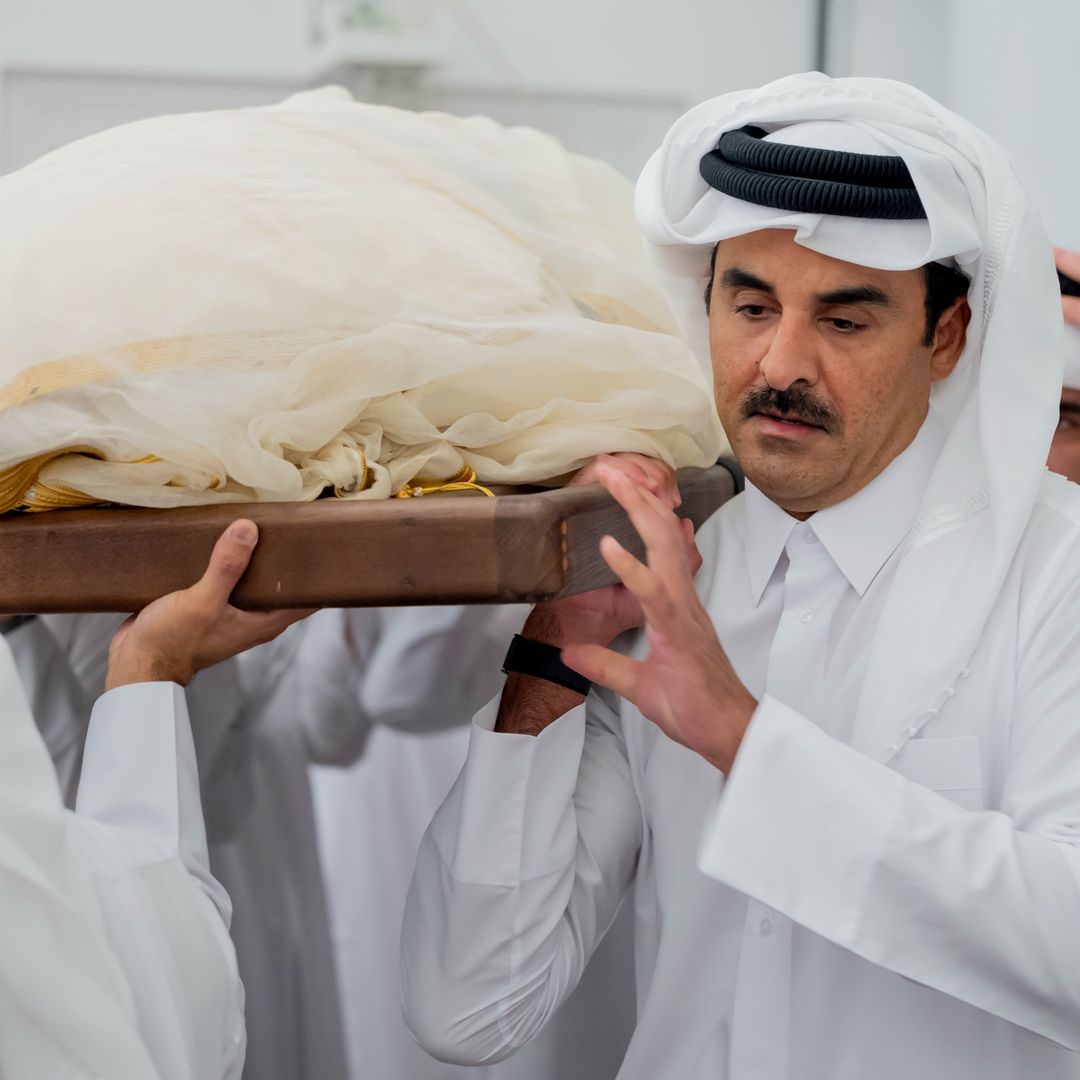 El enorme dolor del emir de Catar cargando el féretro de su padre en su último adiós