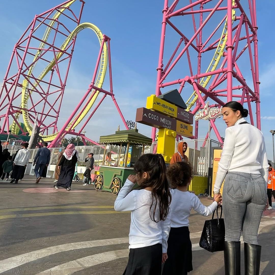 Georgina Rodríguez y sus hijas junto a una una atracción de Riad, Arabia Saudí